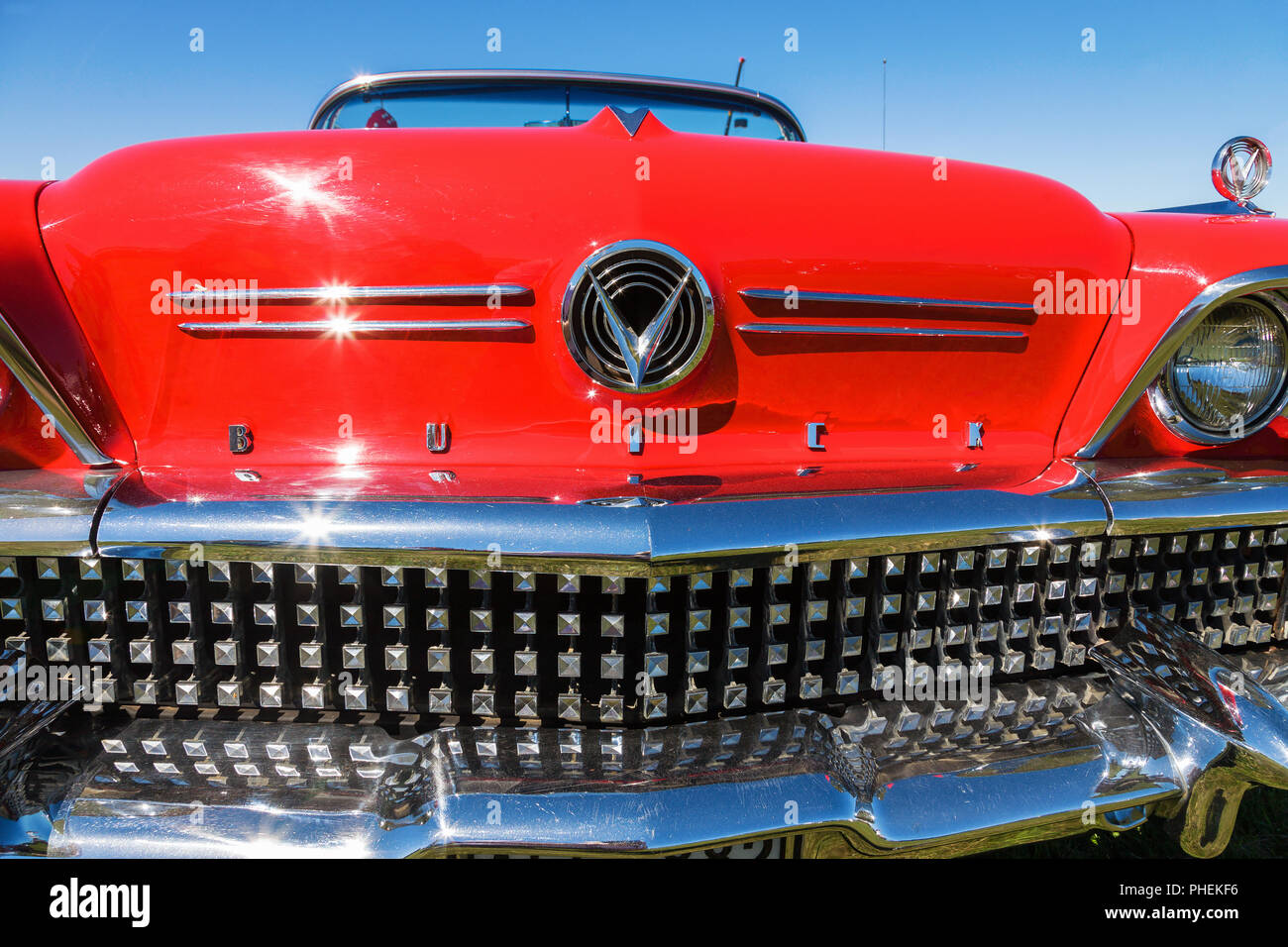 Parte delantera de un coche clásico americano rojo Foto de stock