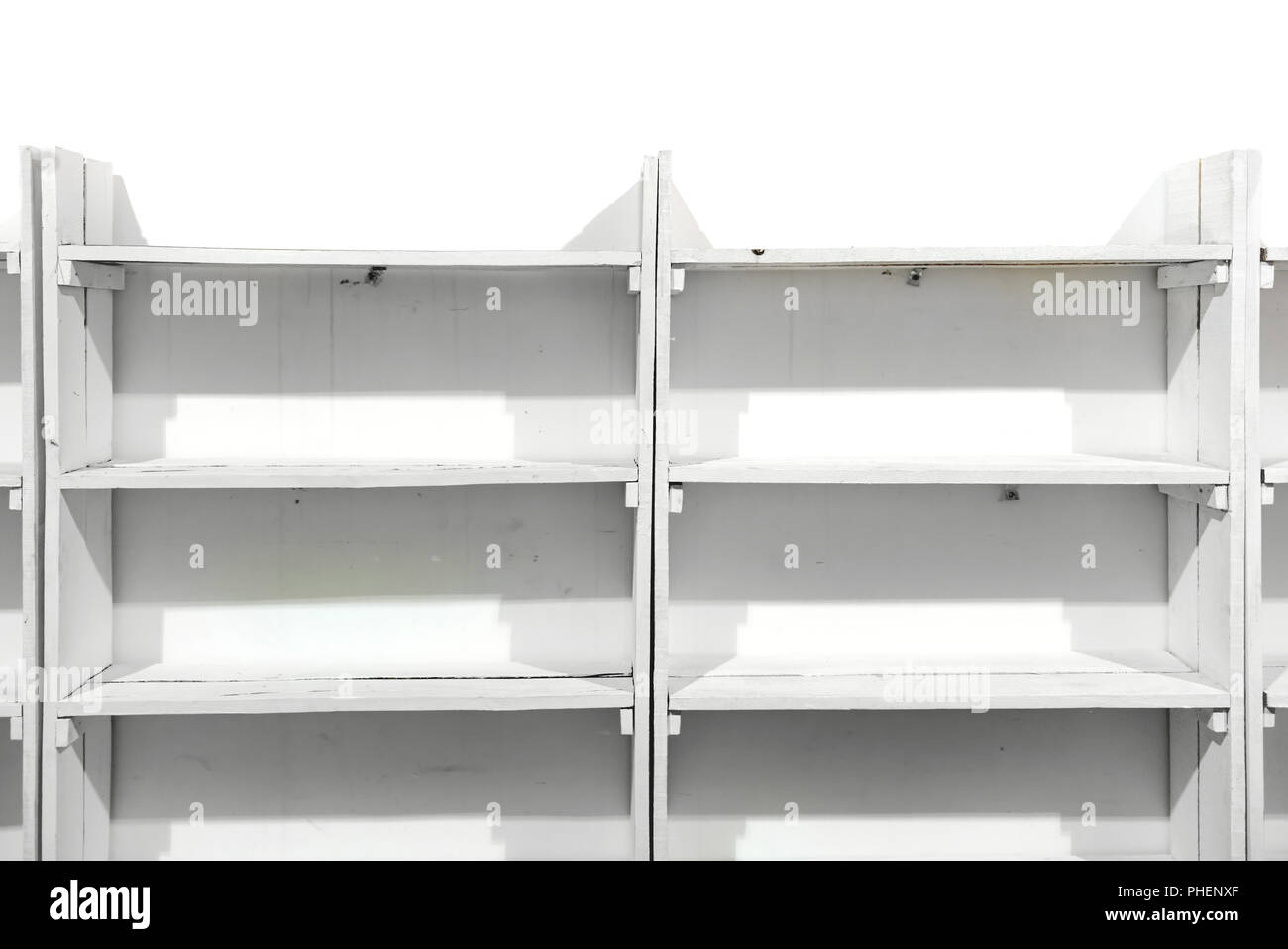 Los estantes vacíos de madera blanca Foto de stock