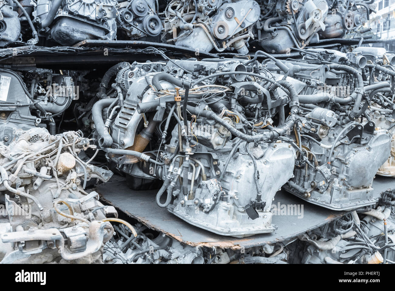 Los motores de los coches de reciclaje closeup Foto de stock