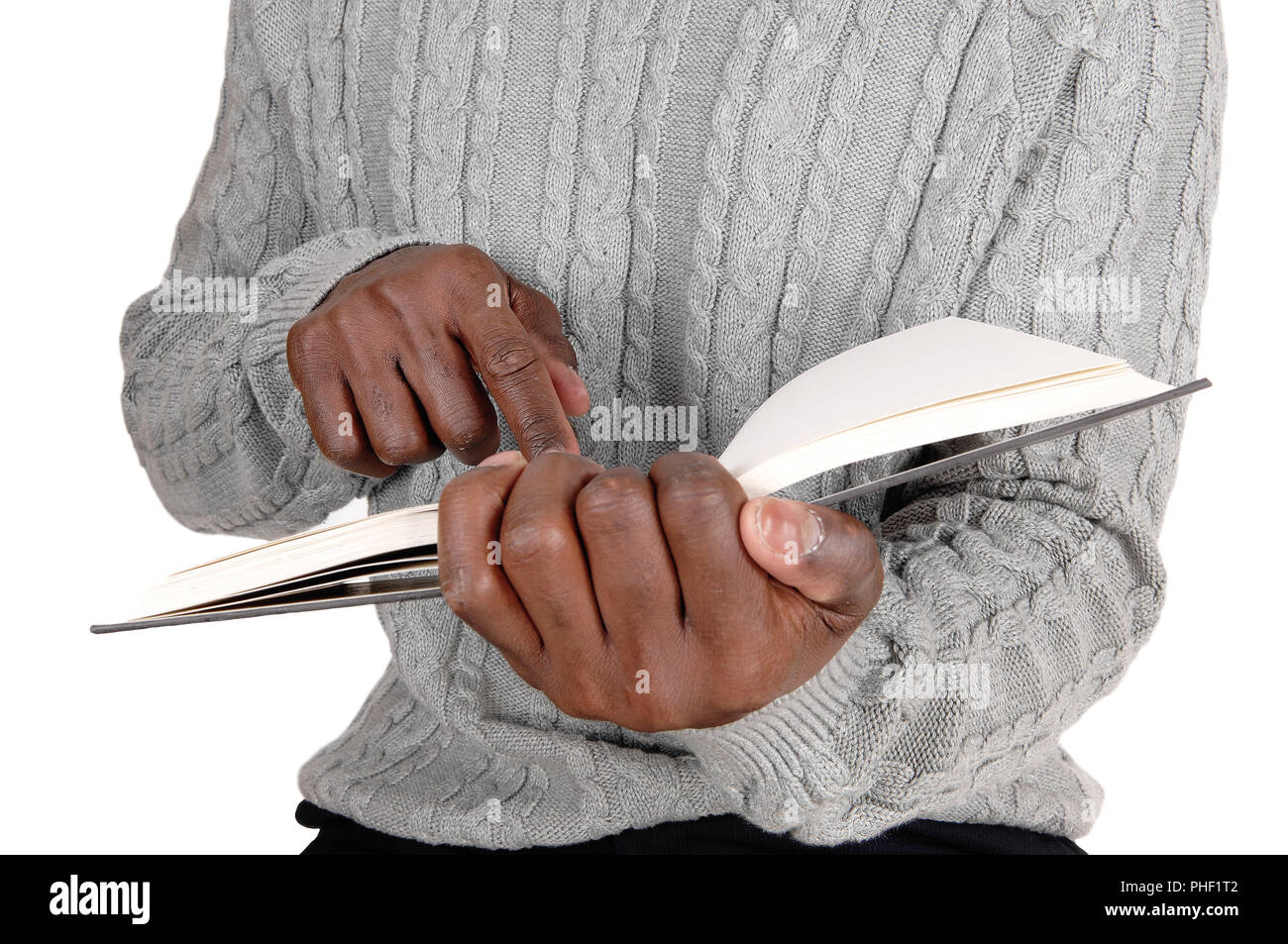 Closeup imagen del hombre negro sosteniendo un libro Foto de stock