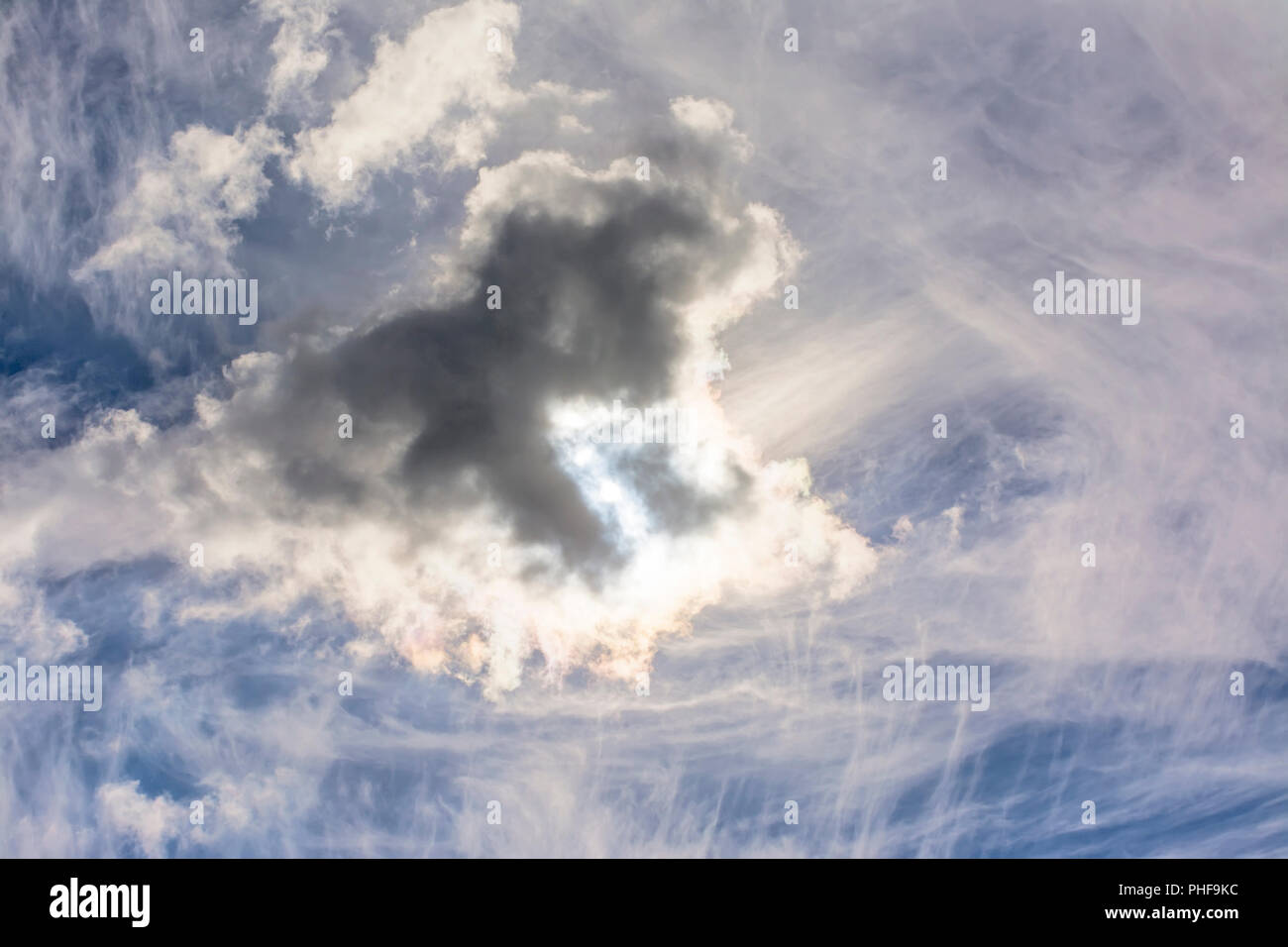 Fantásticas figuras formadas por las nubes en el cielo del verano  Fotografía de stock - Alamy