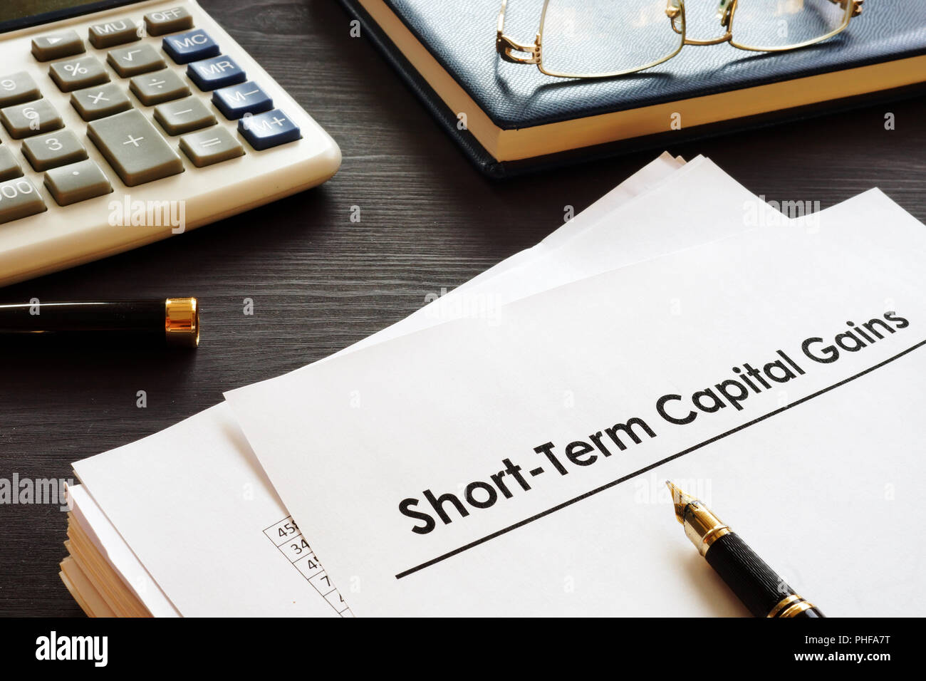 Documentos sobre las ganancias de capital a corto plazo STCG Fotografía de  stock - Alamy
