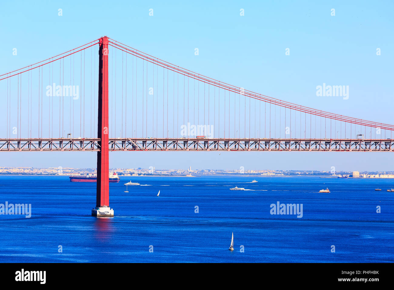 Lisboa, Portugal landmark Ponte de 25 de abril y el puente Río Tajo panorama Foto de stock