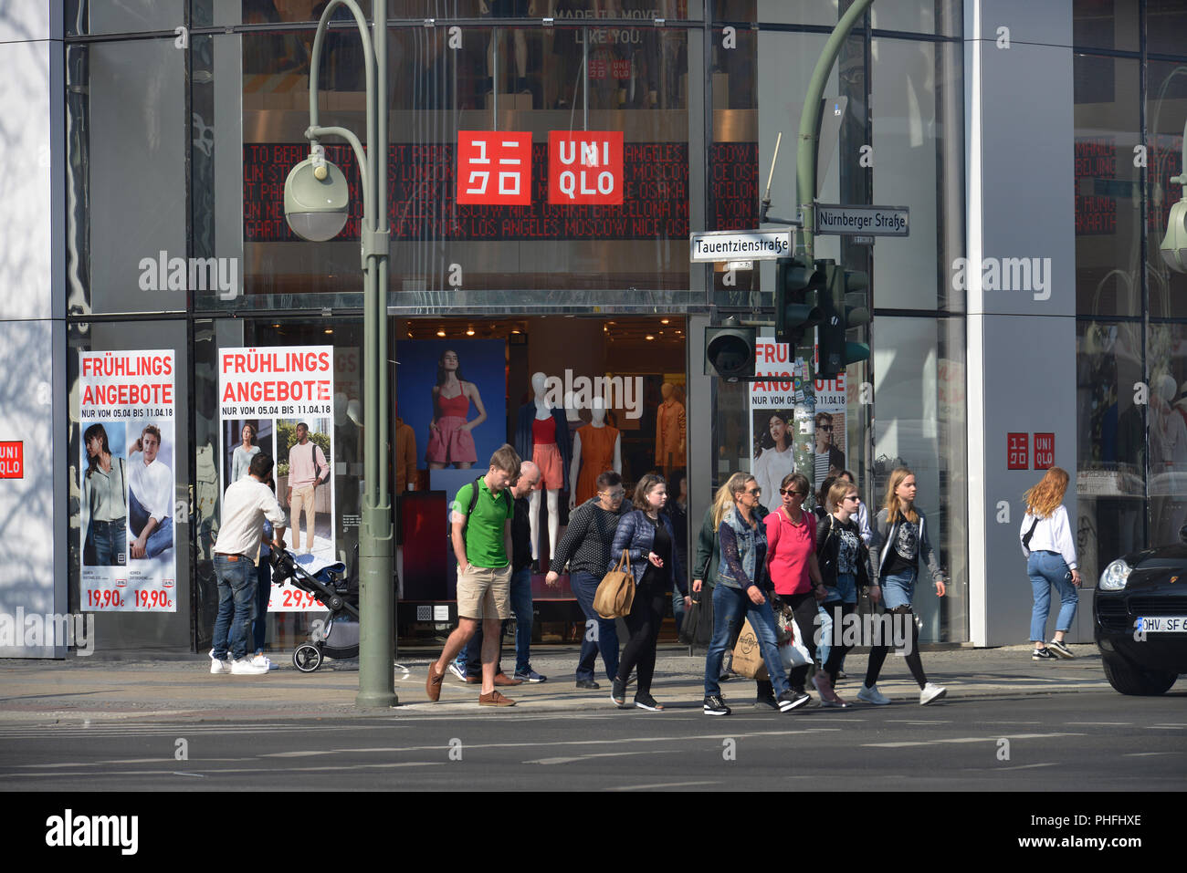 Tienda uniqlo berlin fotografías e imágenes de alta resolución - Alamy