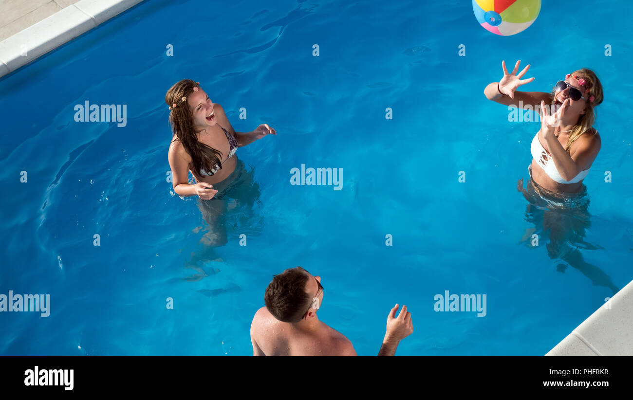 juego en piscina con pelota