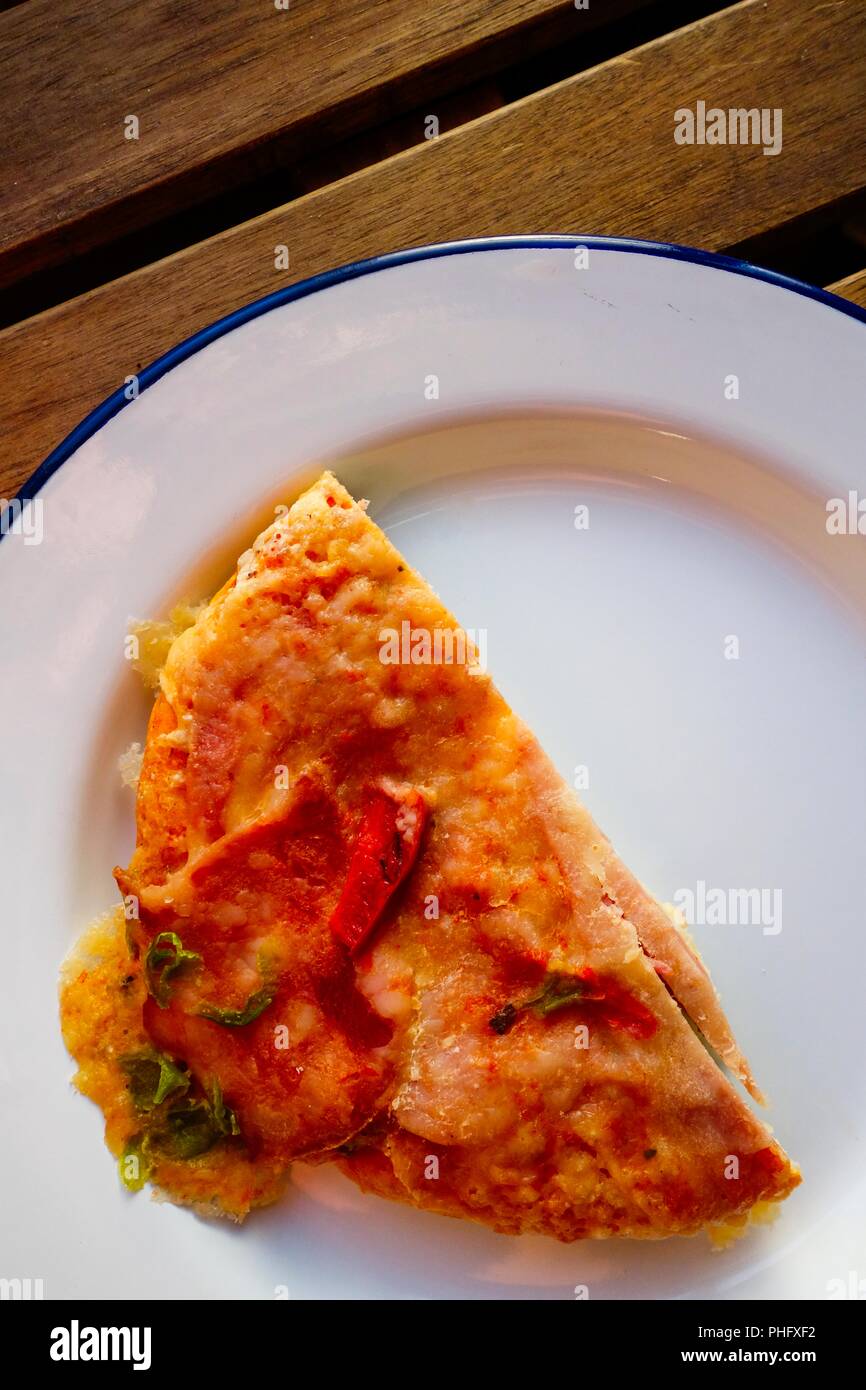 Un segmento de una fría Pizza sobrantes del día anterior Foto de stock