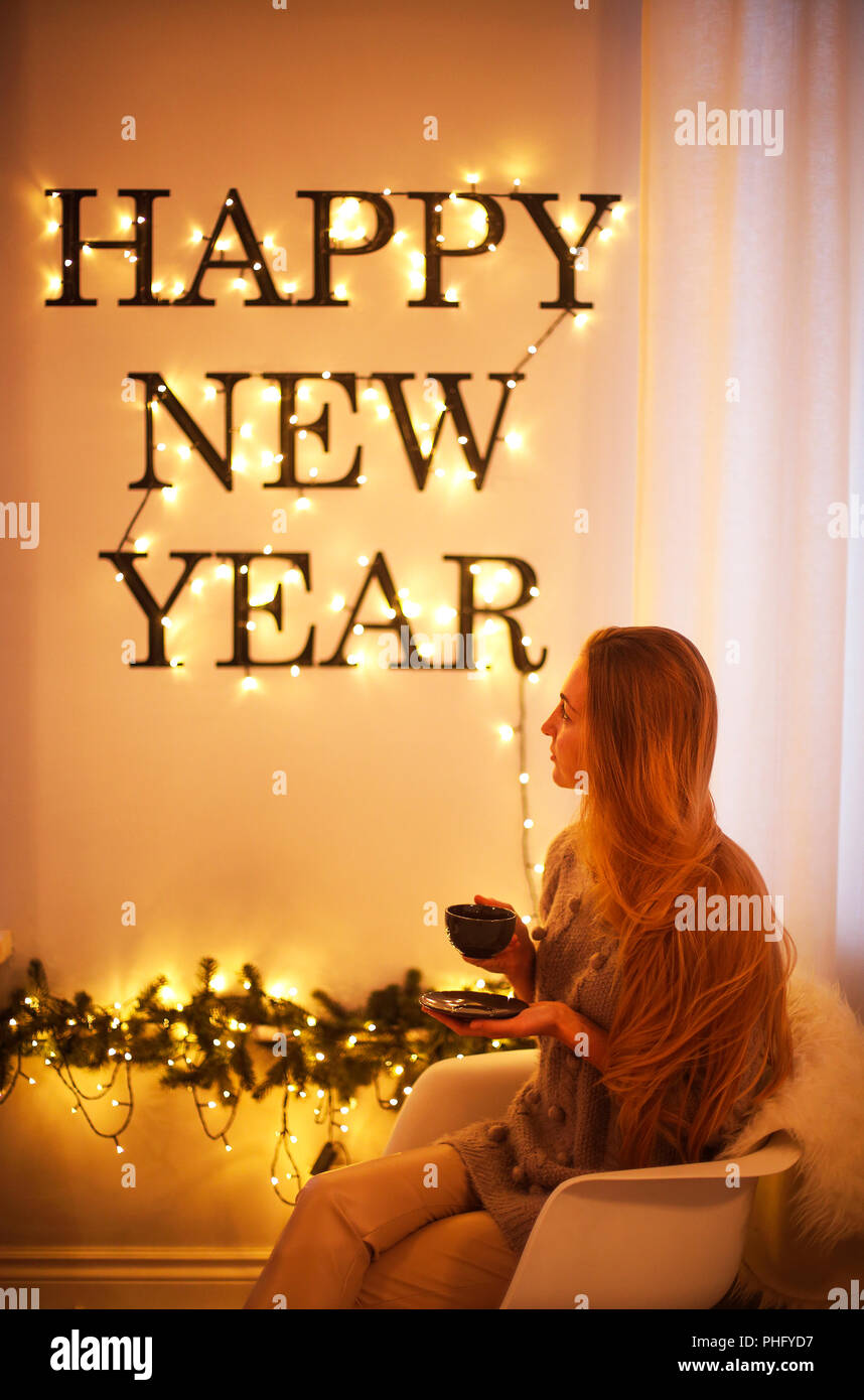 Mujer Sentada Por El Feliz Ano Nuevo Cartas Navidenas Palabras