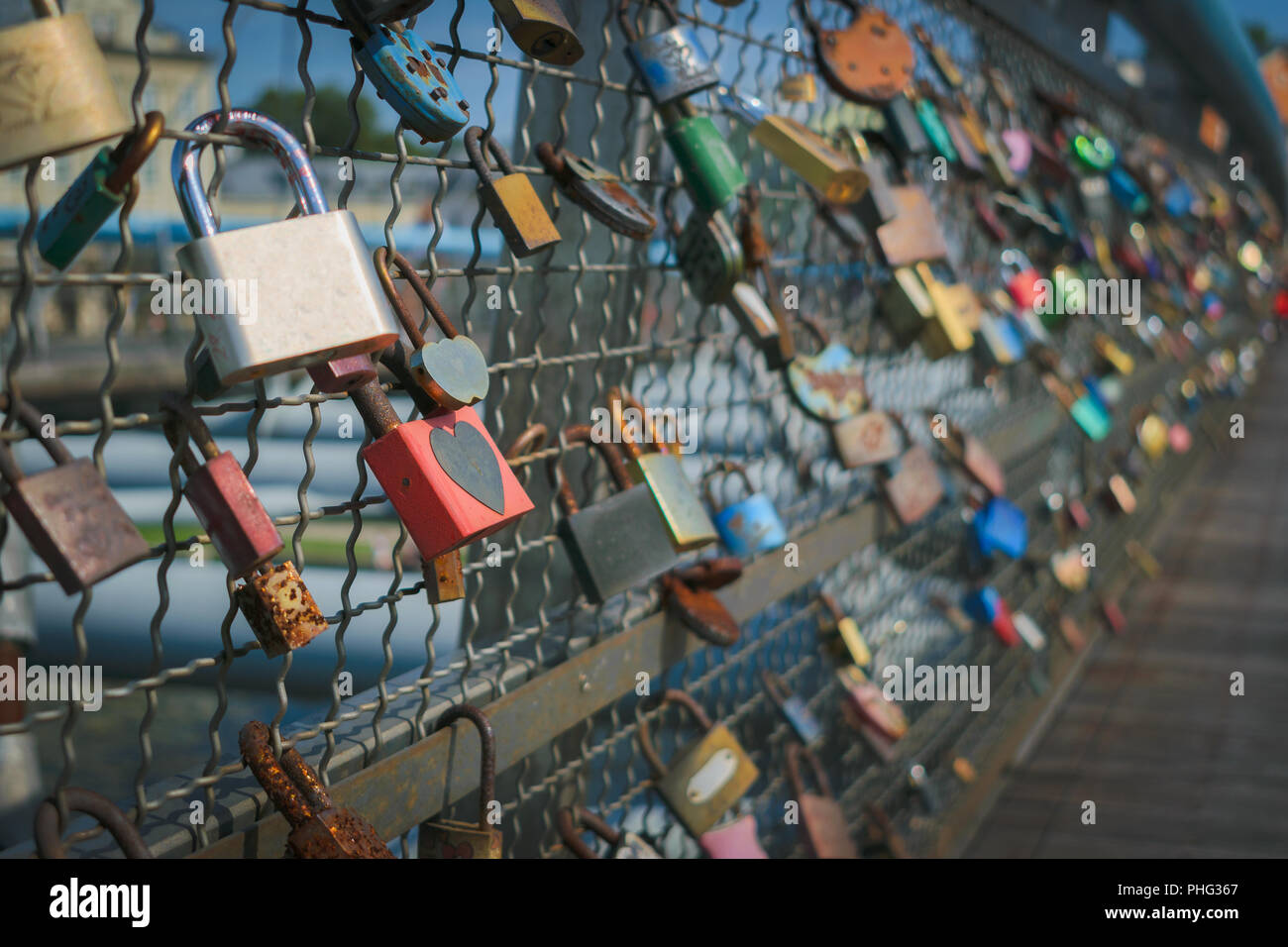 Candados de amor al Padre Bernatek pasarela por el río Vístula (Wisla), Cracovia, Polonia Foto de stock