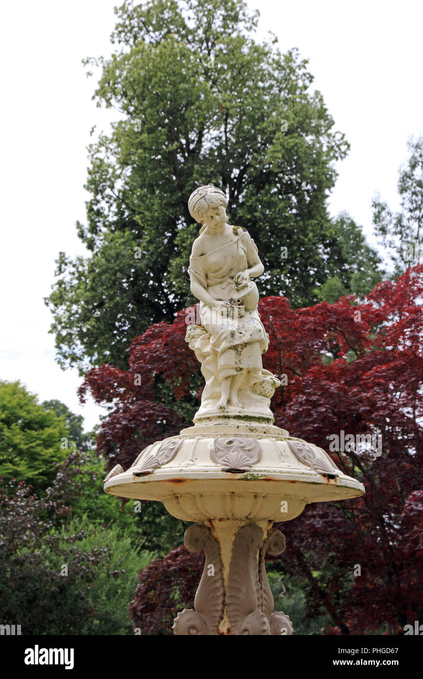 Fuente esculpida en la Cantera de Dingle, Jardines, Shrewsbury Foto de stock