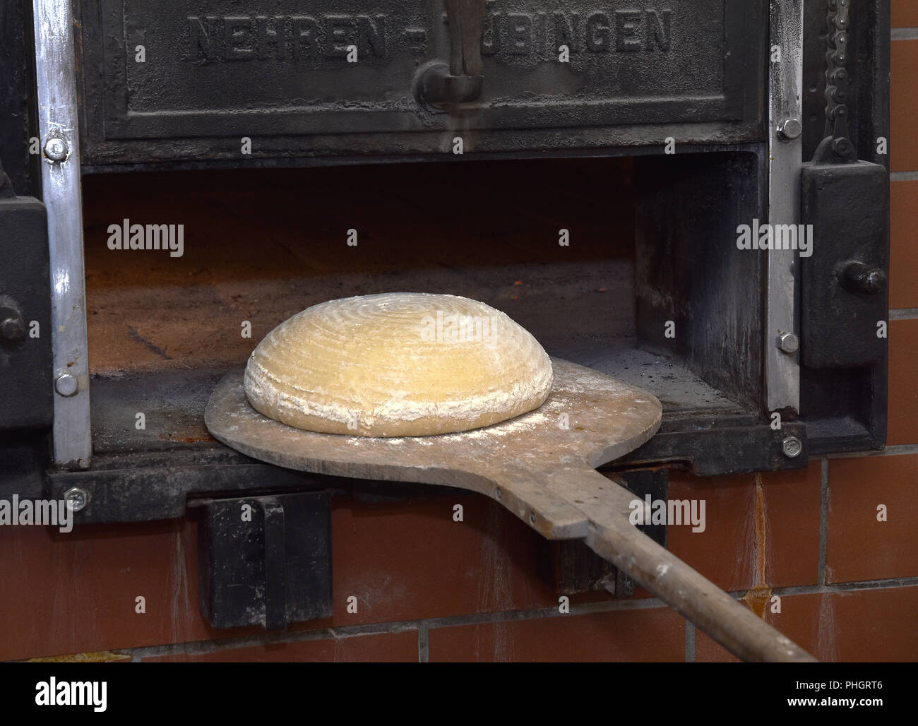 Masa de pan; hornear pan; pan artesano; woodstove; Foto de stock