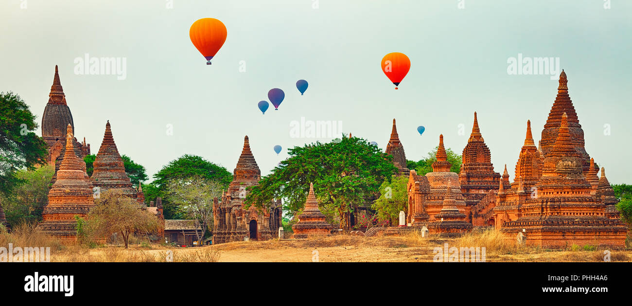 Globos sobre los templos de Bagan. Myanmar. Panorama Foto de stock
