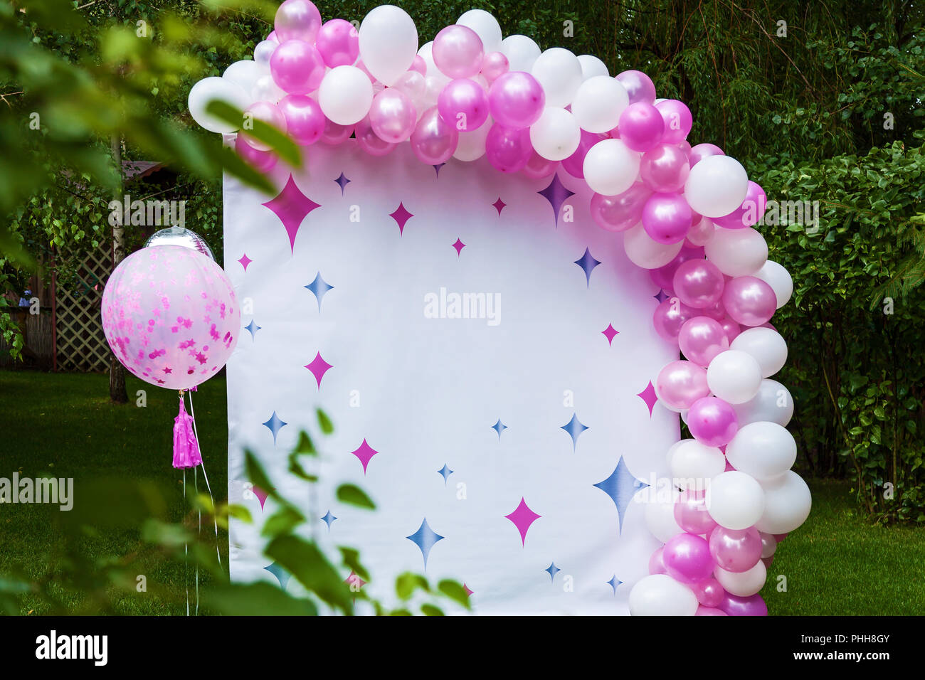 https www alamy es decoracion para celebrar un cumpleanos en la naturaleza y rosa con globos y un banner para inscripciones image217353499 html