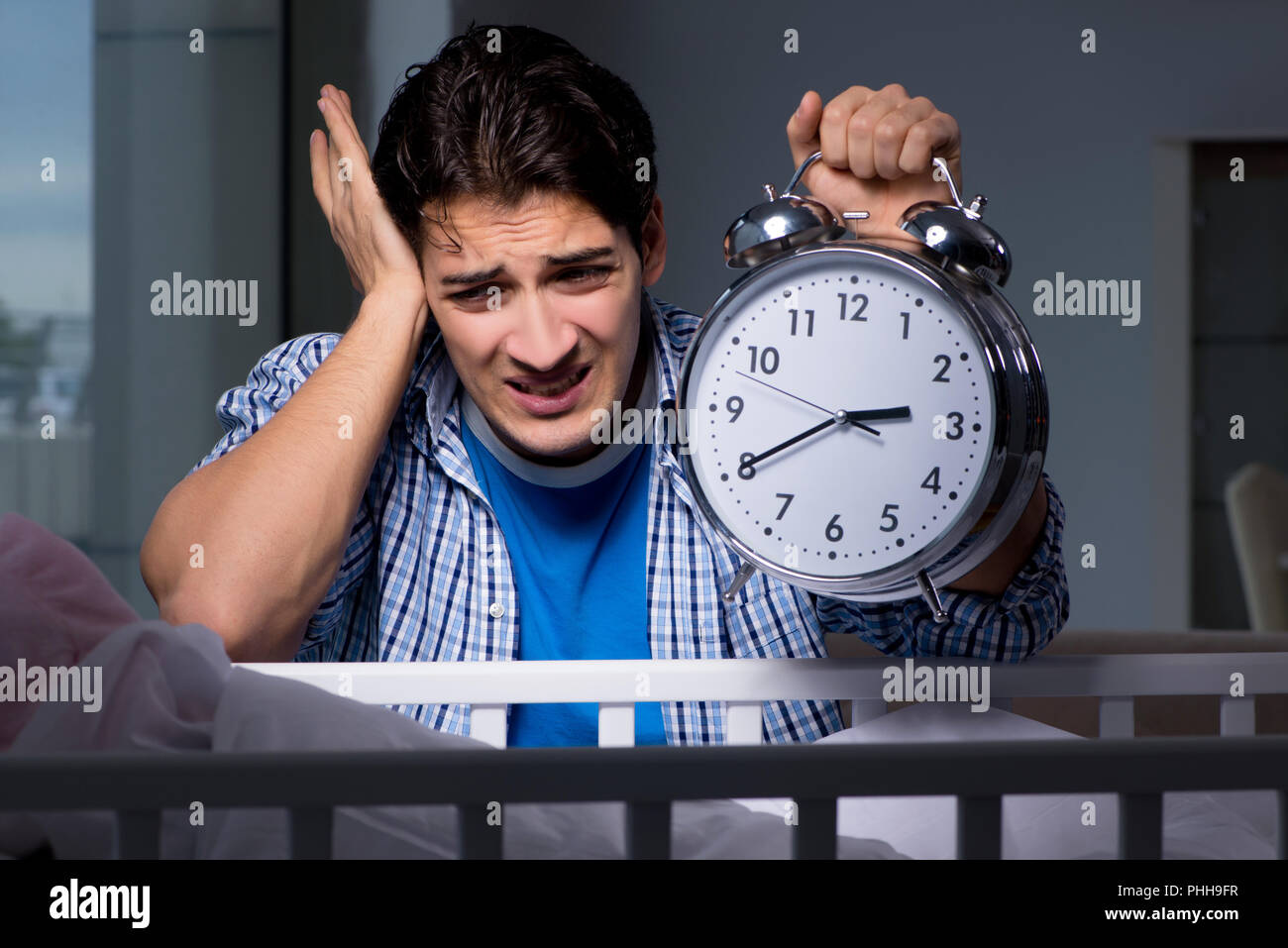 Padre joven bajo estrés debido al bebé llorando por la noche Fotografía de  stock - Alamy