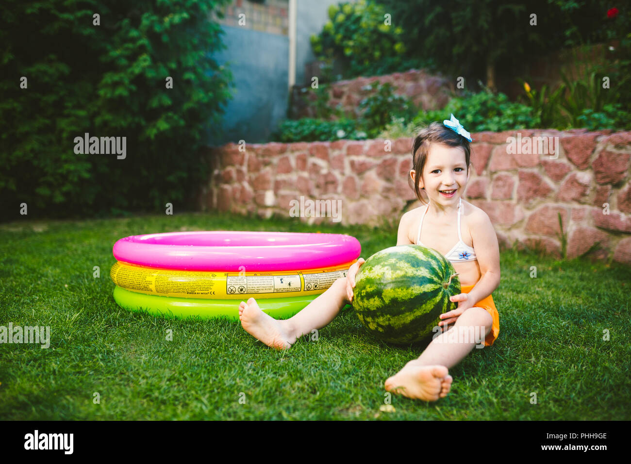 El Tema Buen Comer Sano De Ninos Hijita De 4 Anos De Edad Caucasico Sentado En El Pasto Verde Abrazando Gran Ronda Verde Bayas Aen Sandia Foto Imagen De Stock 217354270 Alamy
