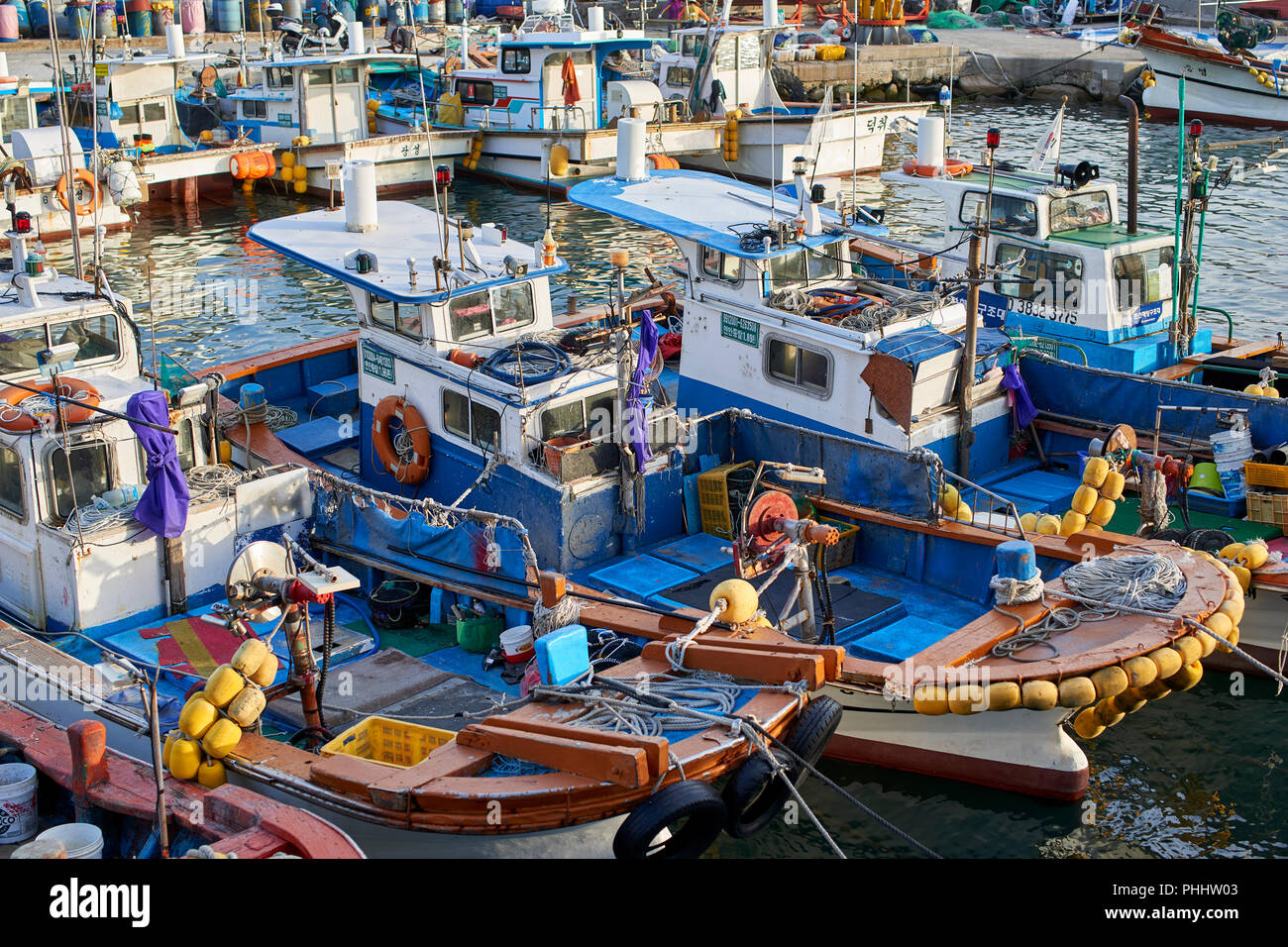 Barcos pesqueros amarrados en el puerto pequeño en Haeundae Bay, Busán, Corea. Foto de stock