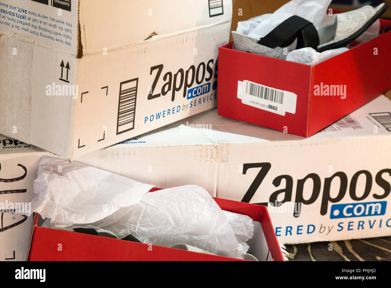 Zappos.com es un minorista de calzado y ropa en línea que ofrece envío  gratuito y devoluciones, EE.UU Fotografía de stock - Alamy