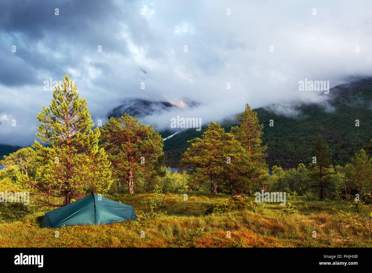 El pico de la montaña en la niebla de Innerdalen Foto de stock