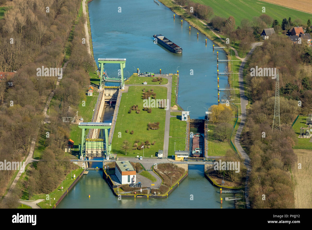 Grupo de bloqueo Hünxe, bloqueo en el Canal Wesel-Datteln cerca Hünxe, Oberwasser, Unterwasser, Cerradura grande .s pequeño candado, entre la estación de bombeo en Hün Foto de stock