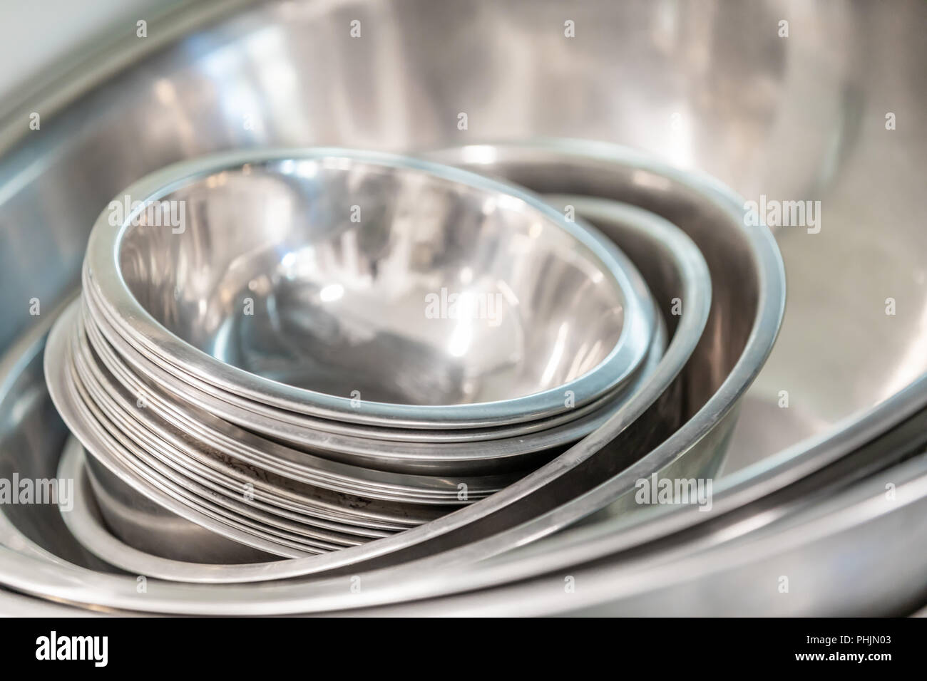 La imagen detallada de un conjunto de anidamiento cuencos de acero inoxidable en la cocina comercial Foto de stock