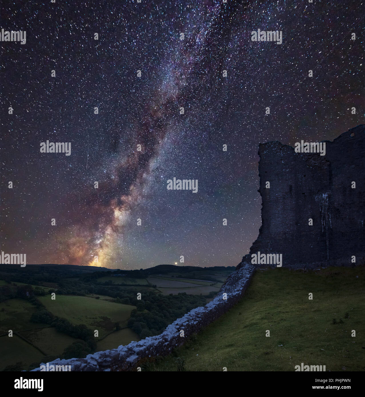 Impresionante vibrante Vía Láctea imagen compuesta a lo largo de paisaje de las ruinas del castillo medieval Foto de stock