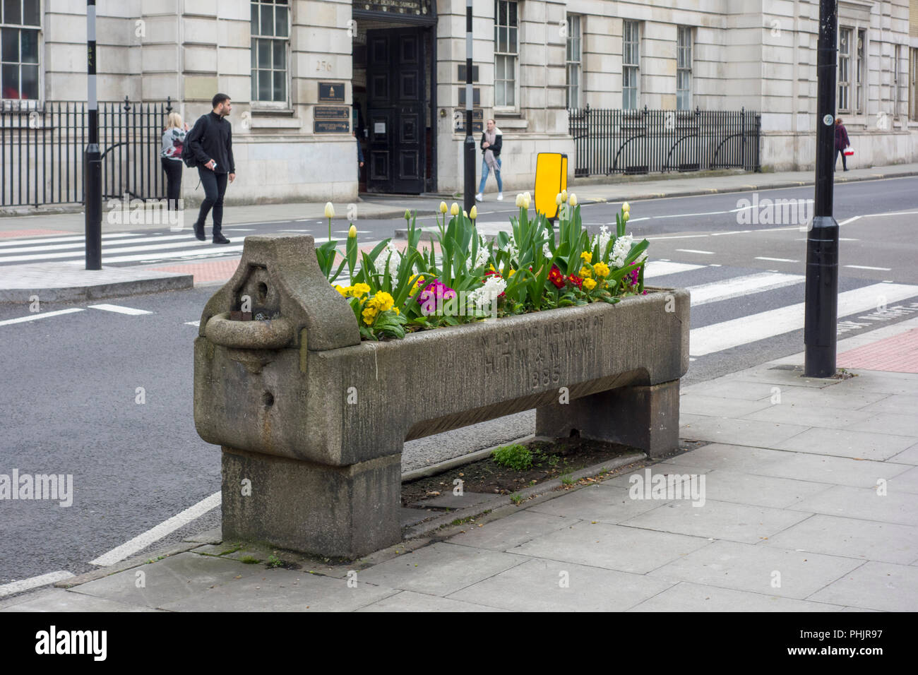 Abrevadero histórico con flores, metropolitana El fuente de agua potable y ganado a través de la asociación, de la ciudad de Londres, Reino Unido Foto de stock