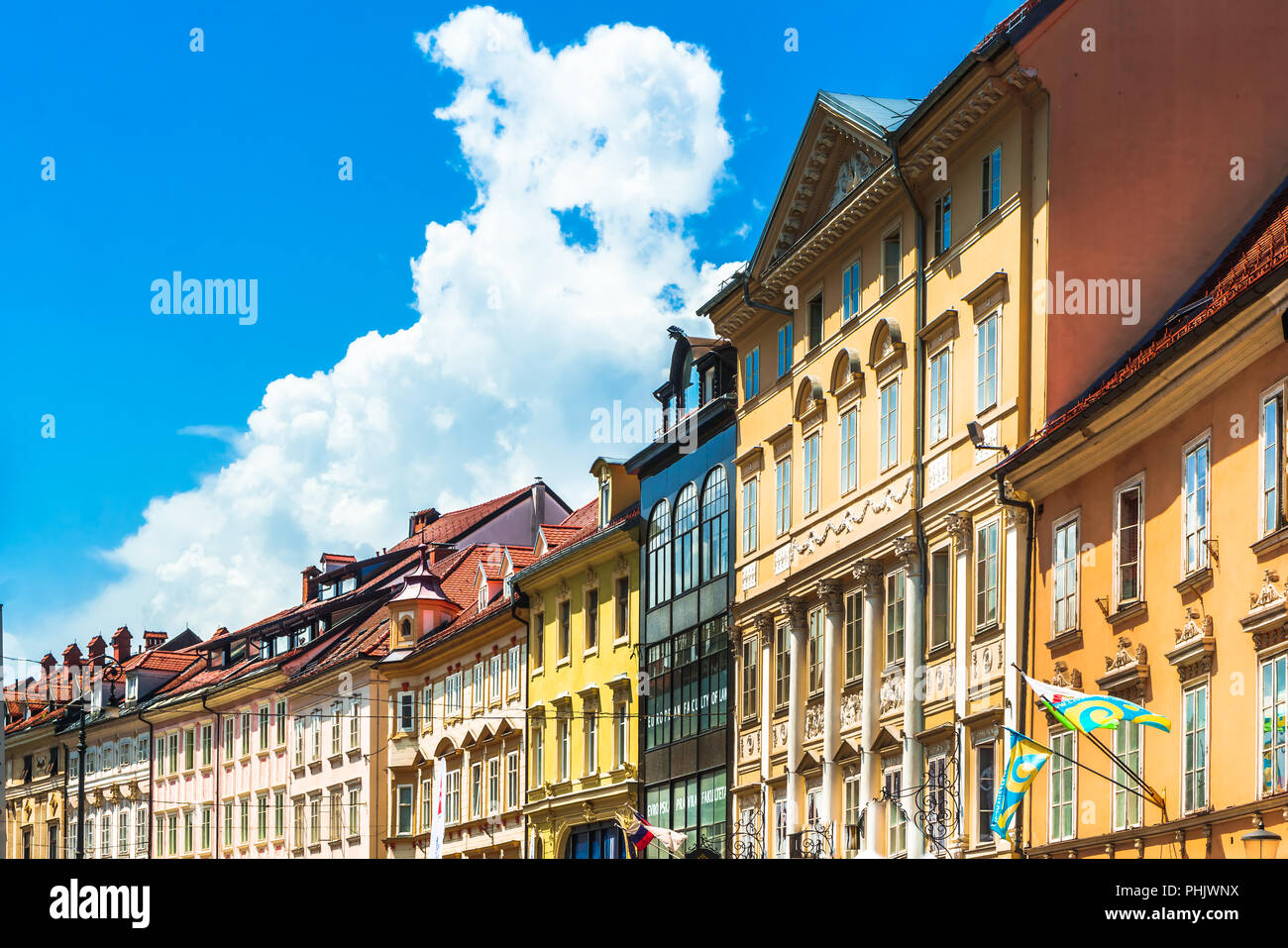 Coloridos edificios históricos del casco antiguo de Liubliana - Eslovenia Foto de stock