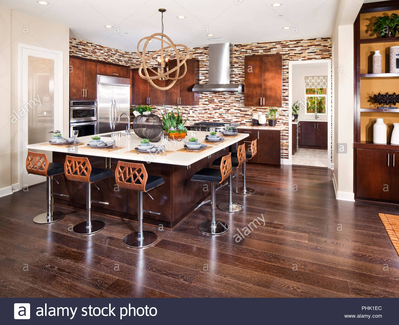 островок плитки на кухне. дизайн кухонной комнаты. остров на кухне декор. декор кухни в современном стиле. цвет стен кухни в доме.