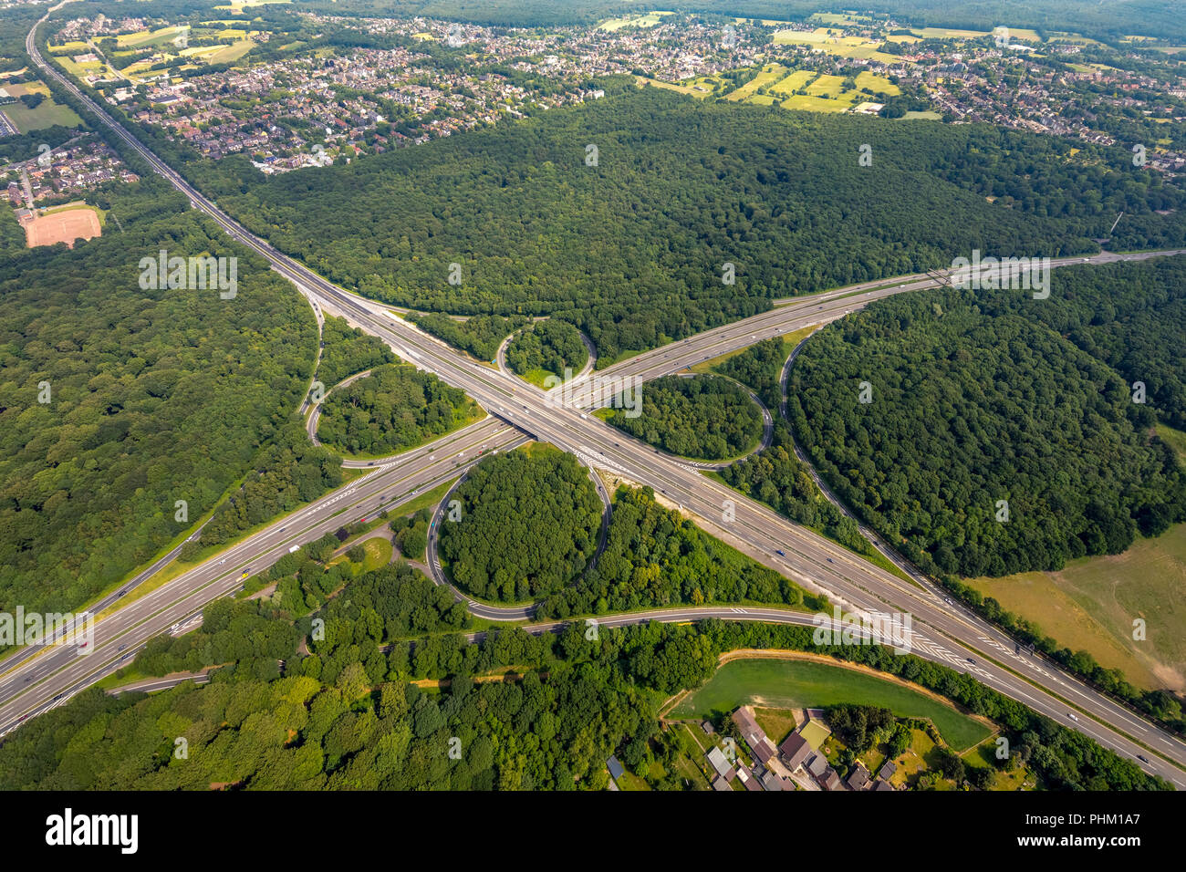 Vista aérea, cruce de Oberhausen con Sterkrader Wald, cerca de la autopista A2 y la autopista A3, Oberhausen, área de Ruhr, Renania del Norte-Westfalia, Alemania, D Foto de stock