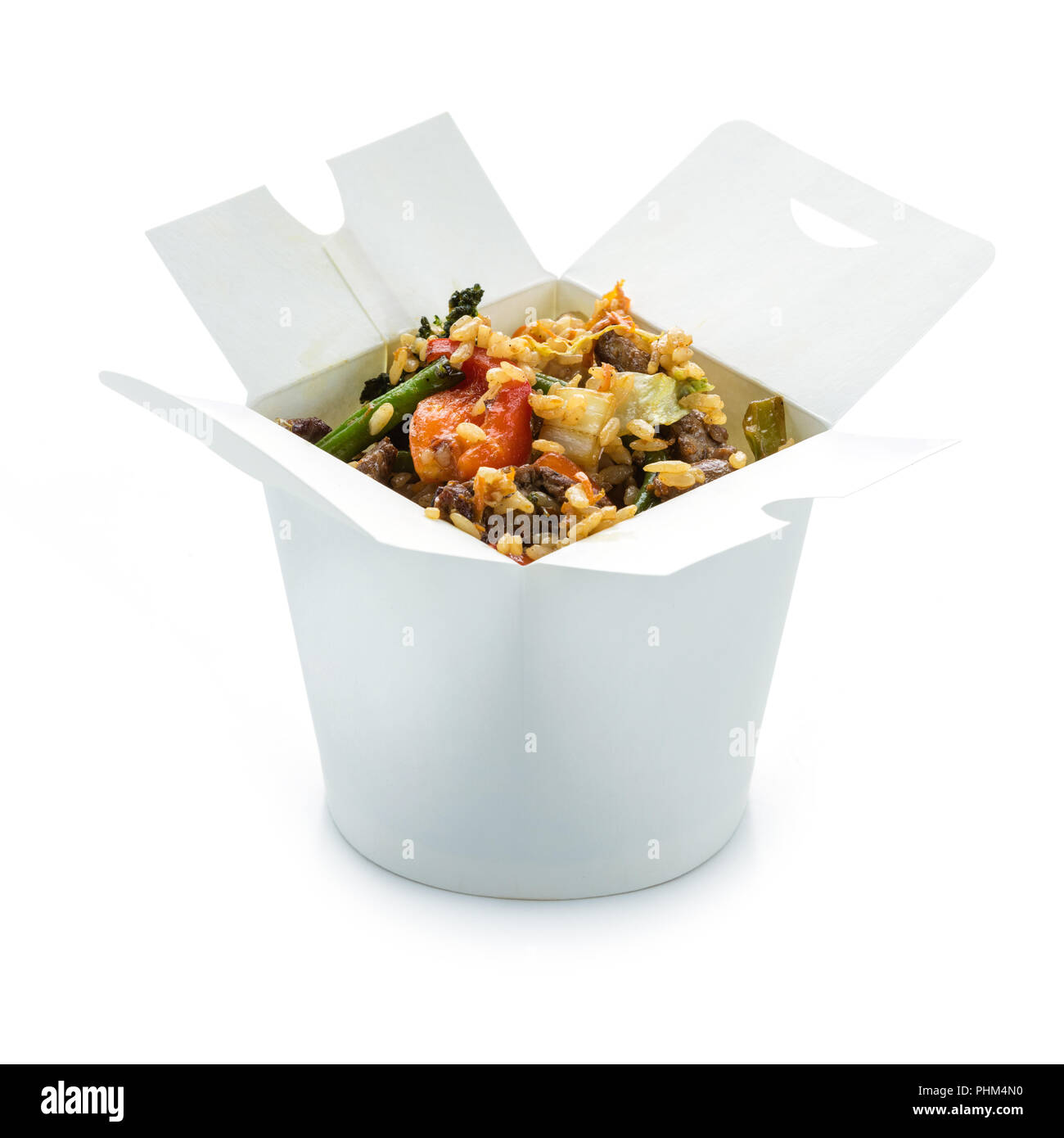 Wok de arroz con carne y verduras en llevar cuadro sobre fondo blanco. Con  trazado de recorte Fotografía de stock - Alamy