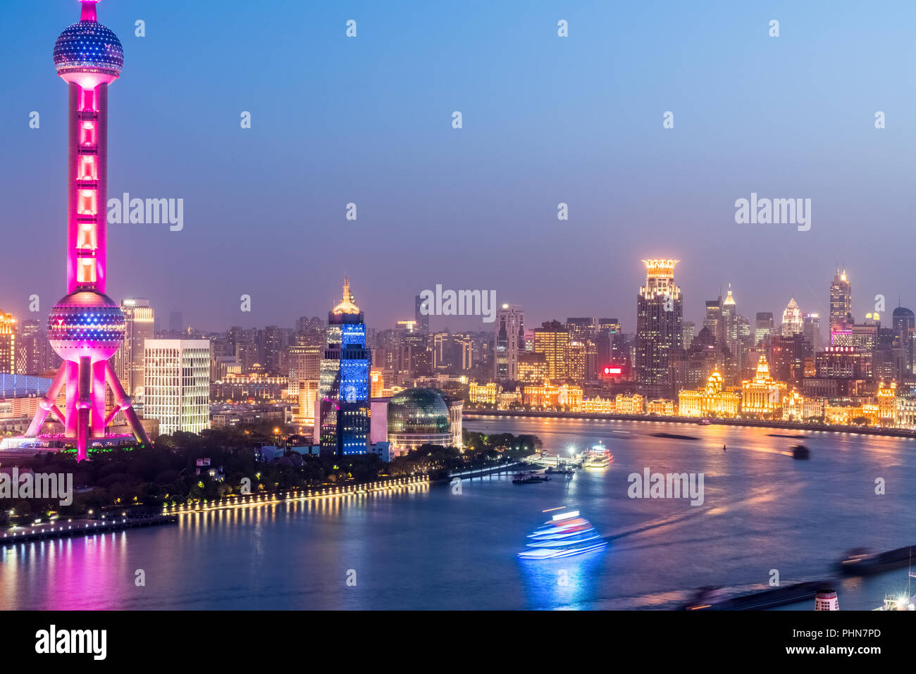 El río Huangpu escena nocturna Foto de stock