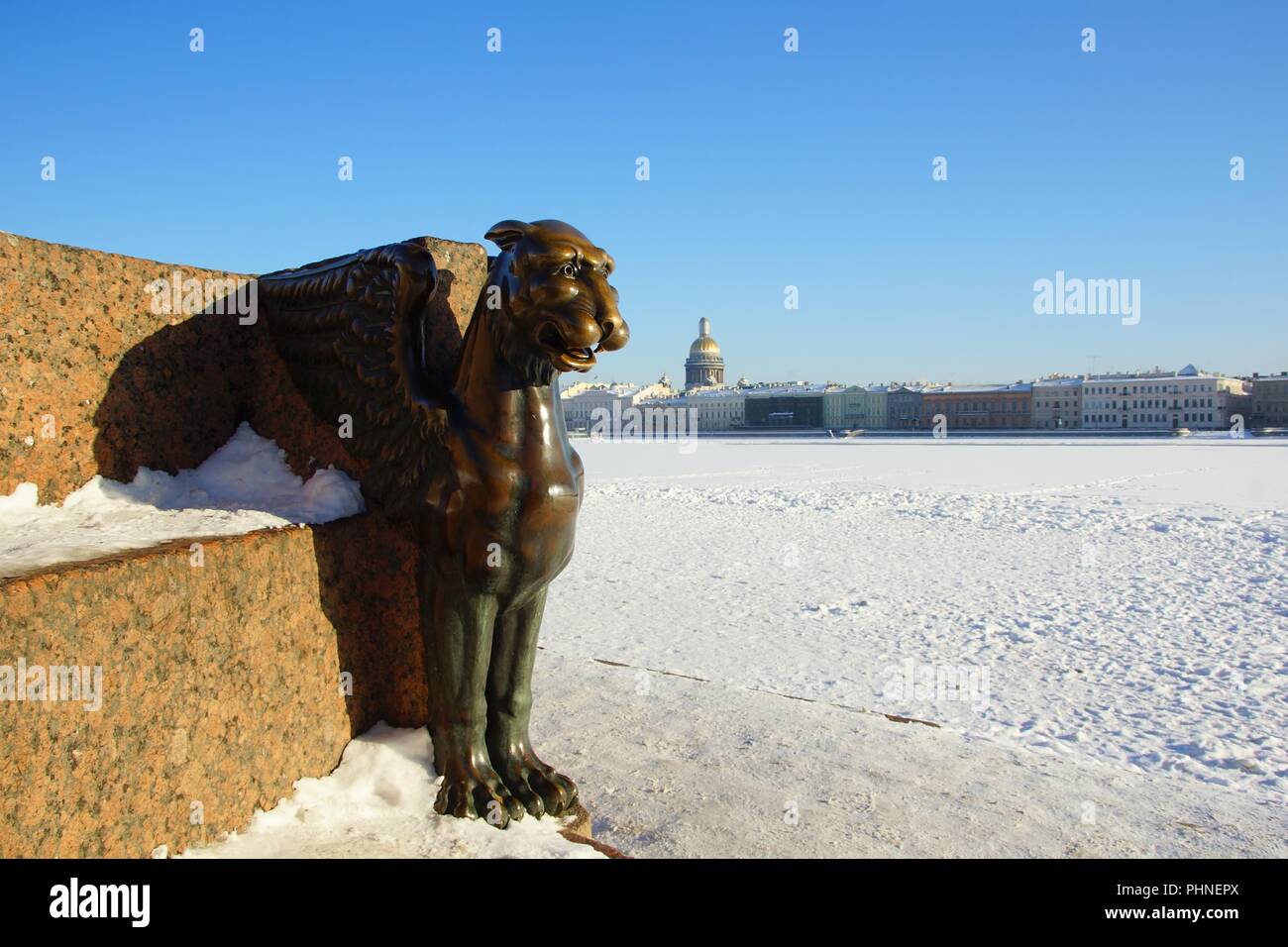 La helada mañana de invierno y Griffin en el terraplén de la Universidad Foto de stock