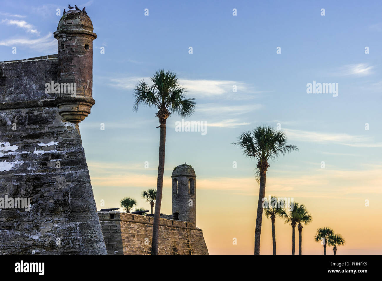 San Agustín, Florida, el Castillo de San Marcos, el más antiguo fuerte de mampostería en la parte continental de los Estados Unidos, al amanecer en la bahía de Matanzas. Foto de stock