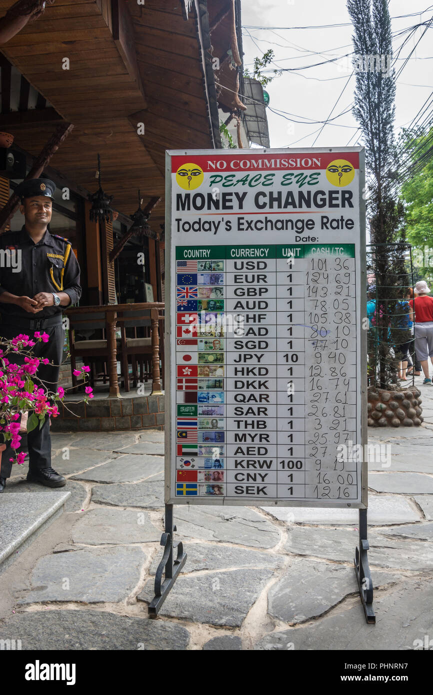 Pokhara, Nepal-11.04.2018: Escudo con diferentes tipos de cambio el 11 de abril de 2018 calle de Pokhara, Nepal. Foto de stock