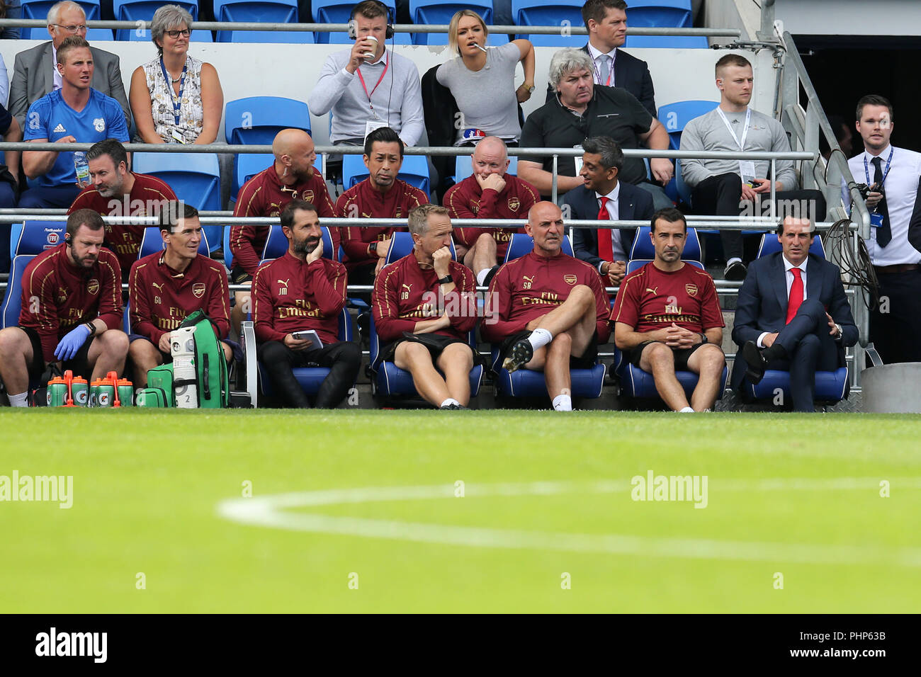 Cardiff, Reino Unido. 02Nd Sep, 2018. Unai Emery , el gerente Arsenal (extremo derecho) se sitúa junto a toda su habitación trasera y los entrenadores en el banquillo. Premier League, Cardiff