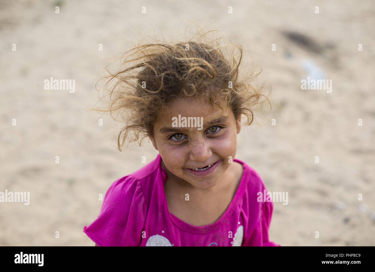 La ciudad de Gaza, en la Franja de Gaza, Gaza. 1 Sep, 2018. Un refugiado palestino kid visto sonriente en un vecindario empobrecido en el campamento de refugiados de Khan Yunis.Según informes de los medios de comunicación el 31 de agosto de 2018, Estados Unidos ha terminado toda la financiación del Organismo de Obras Públicas y Socorro para los Refugiados de Palestina en el Cercano Oriente (OOPS). La administración ha examinado cuidadosamente la cuestión y determinó que los Estados Unidos no hará contribuciones adicionales al OOPS, según una declaración del Departamento de Estado de Estados Unidos. Crédito: Mahmoud Issa/SOPA Images/Zuma alambre/Alamy Live News Foto de stock