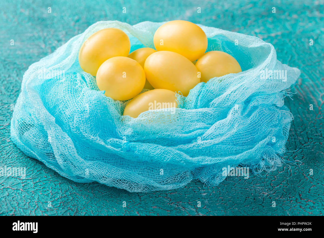 Los huevos de Pascua en un recipiente de madera Foto de stock