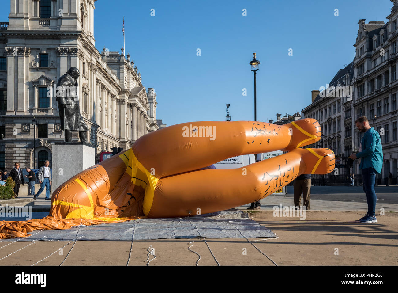 Dirigible gigante de alcalde de Londres Sadiq Khan biquini amarillo está inflado listo para volar sobre la plaza del parlamento en Londres, Reino Unido. Foto de stock