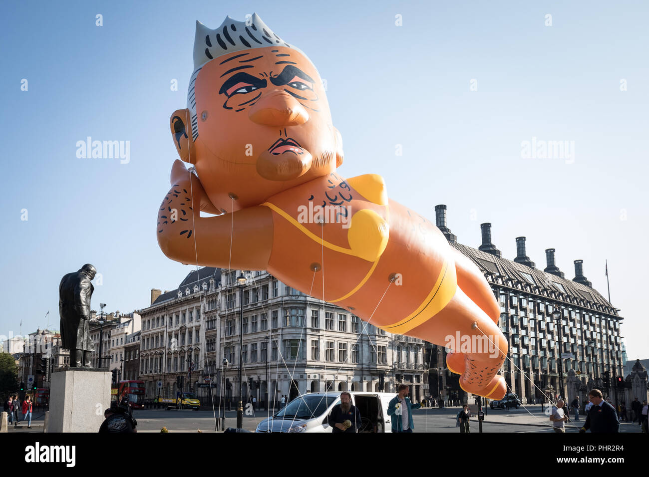 Dirigible gigante de alcalde de Londres Sadiq Khan biquini amarillo está inflado listo para volar sobre la plaza del parlamento en Londres, Reino Unido. Foto de stock