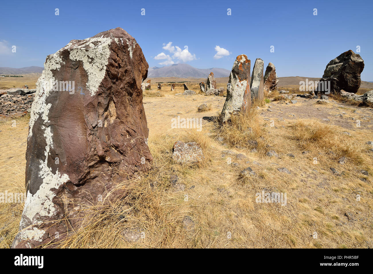Armenia, el antiguo observatorio llamado Karahunj Zorats Karer o cerca de la ciudad de Sisian, Stonehenge armenio. Sitio arqueológico prehistórico megalítico Foto de stock
