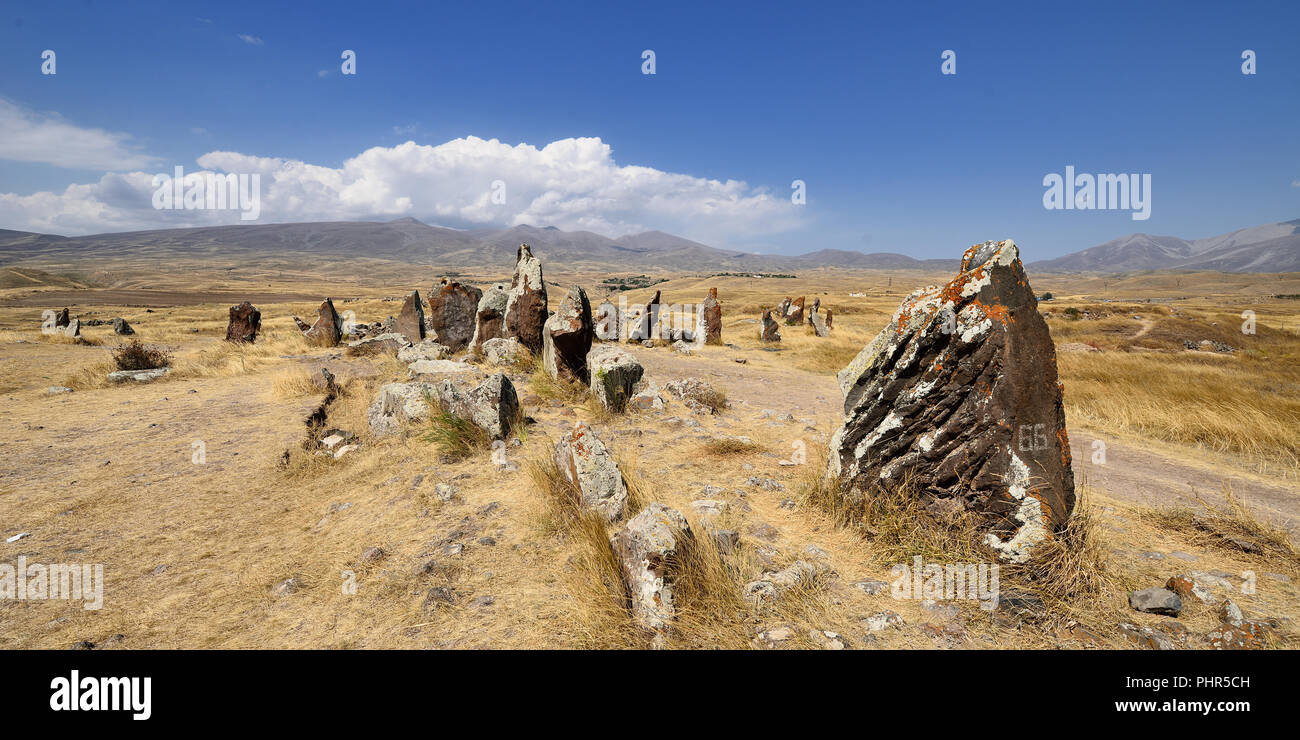 Armenia, el antiguo observatorio llamado Karahunj Zorats Karer o cerca de la ciudad de Sisian, Stonehenge armenio. Sitio arqueológico prehistórico megalítico Foto de stock