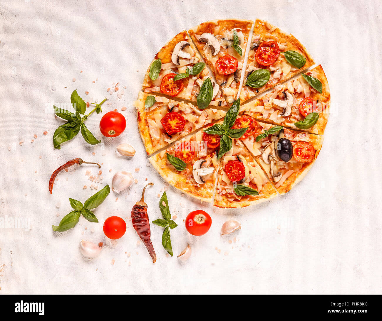 Pizza decorada fotografías e imágenes de alta resolución - Alamy