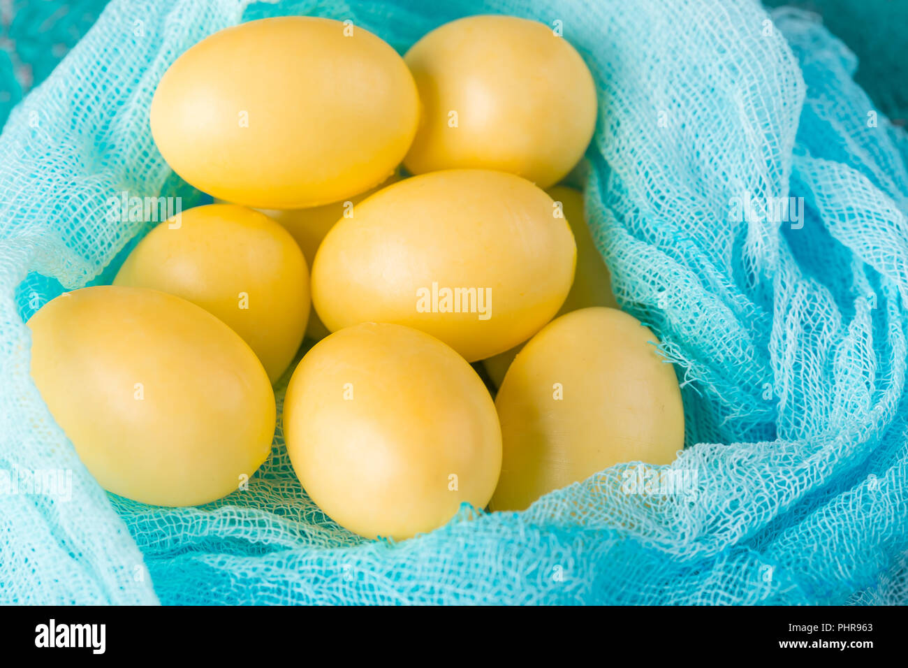 Los huevos de Pascua en un recipiente de madera Foto de stock