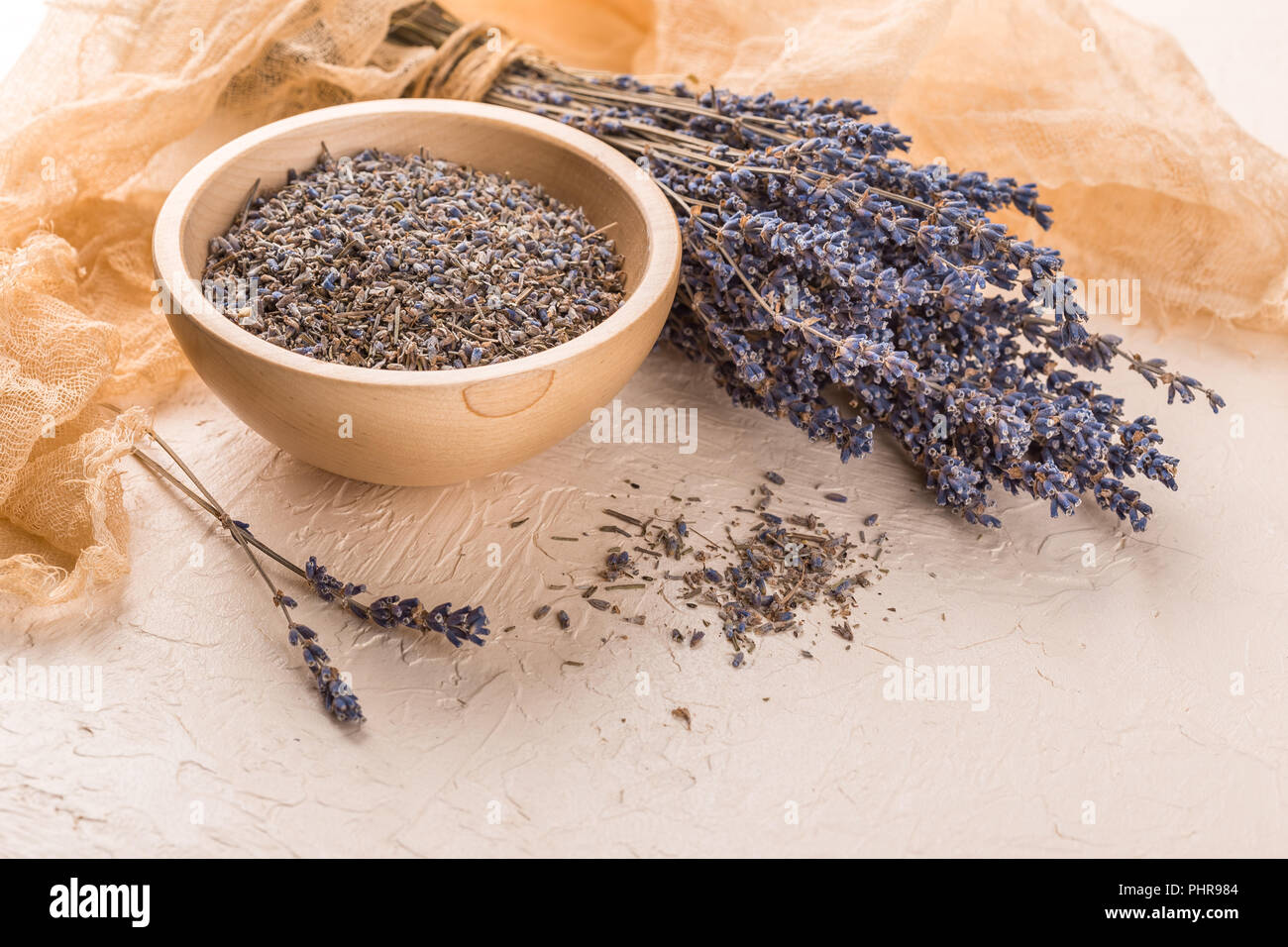 Productos para el cuidado de la salud con semillas de lavanda en un  recipiente Fotografía de stock - Alamy