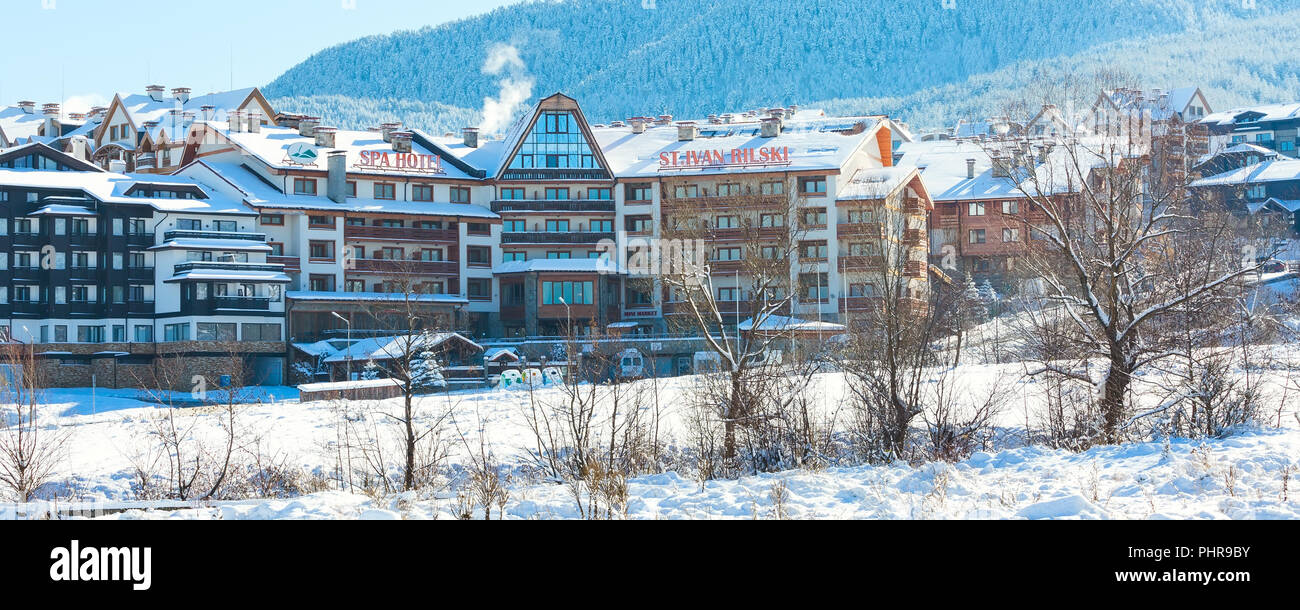 Bansko, Bulgaria - 30 de noviembre de 2016: San Ivan Rilski hotel panorama montañas de nieve y en búlgaro de esquí Bansko Foto de stock