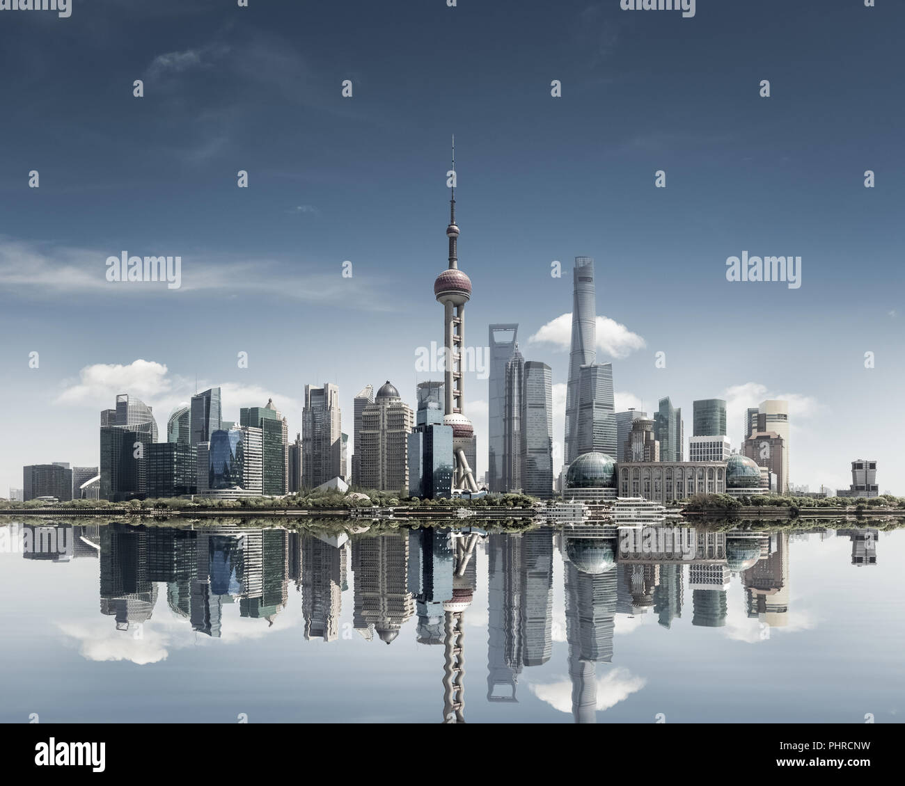 Ciudad de shanghai contra un cielo soleado y reflexión Foto de stock