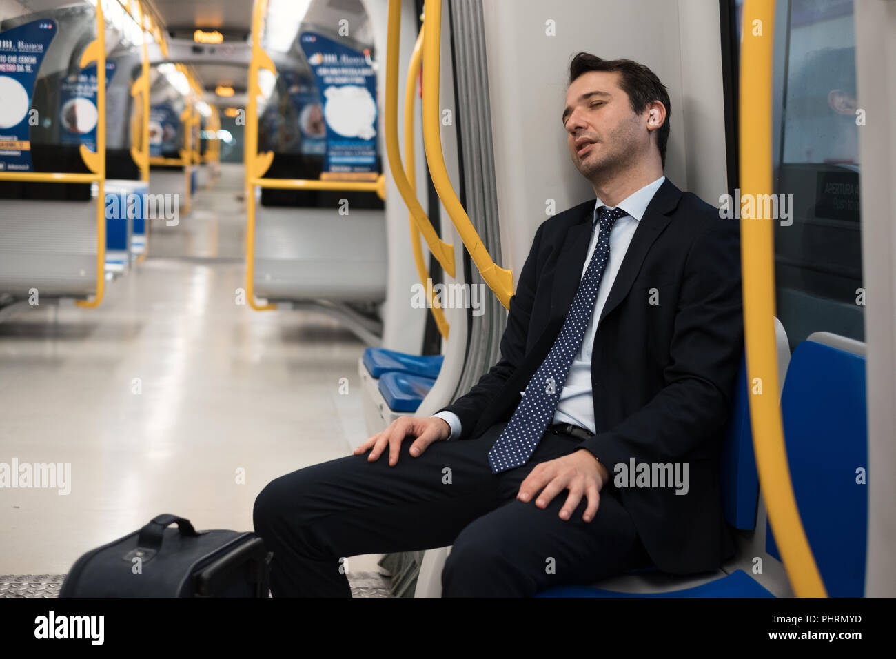 Agotado commuter retrato durmiendo en metro Foto de stock