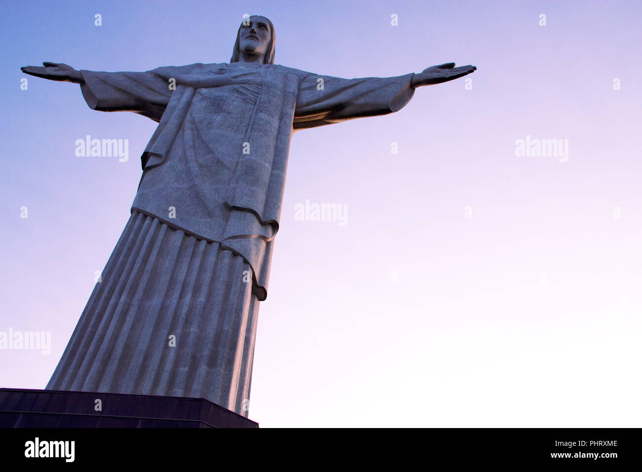 La estatua del Cristo Redentor con los brazos abiertos Foto de stock