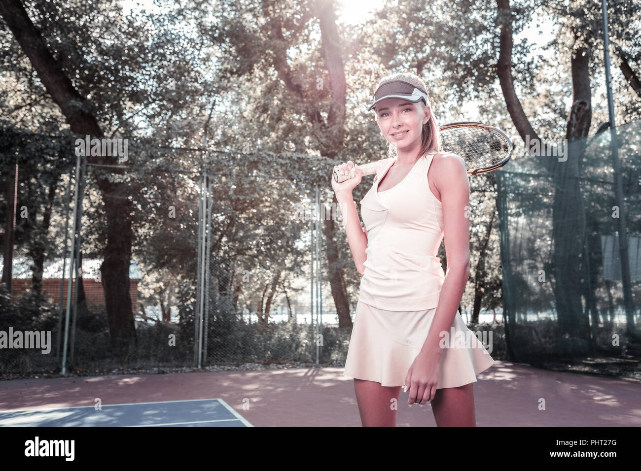 Energetic feliz jugador de tenis femenino el ejercicio de dureza Foto de stock