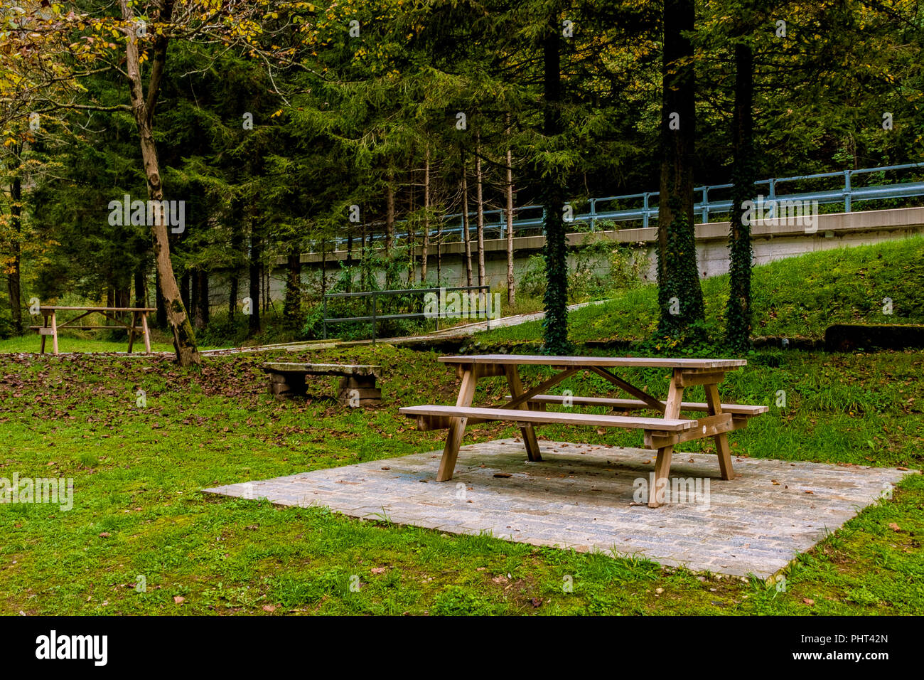 Bancos de madera y mesas para picnic en el paisaje de la montaña en otoño Foto de stock