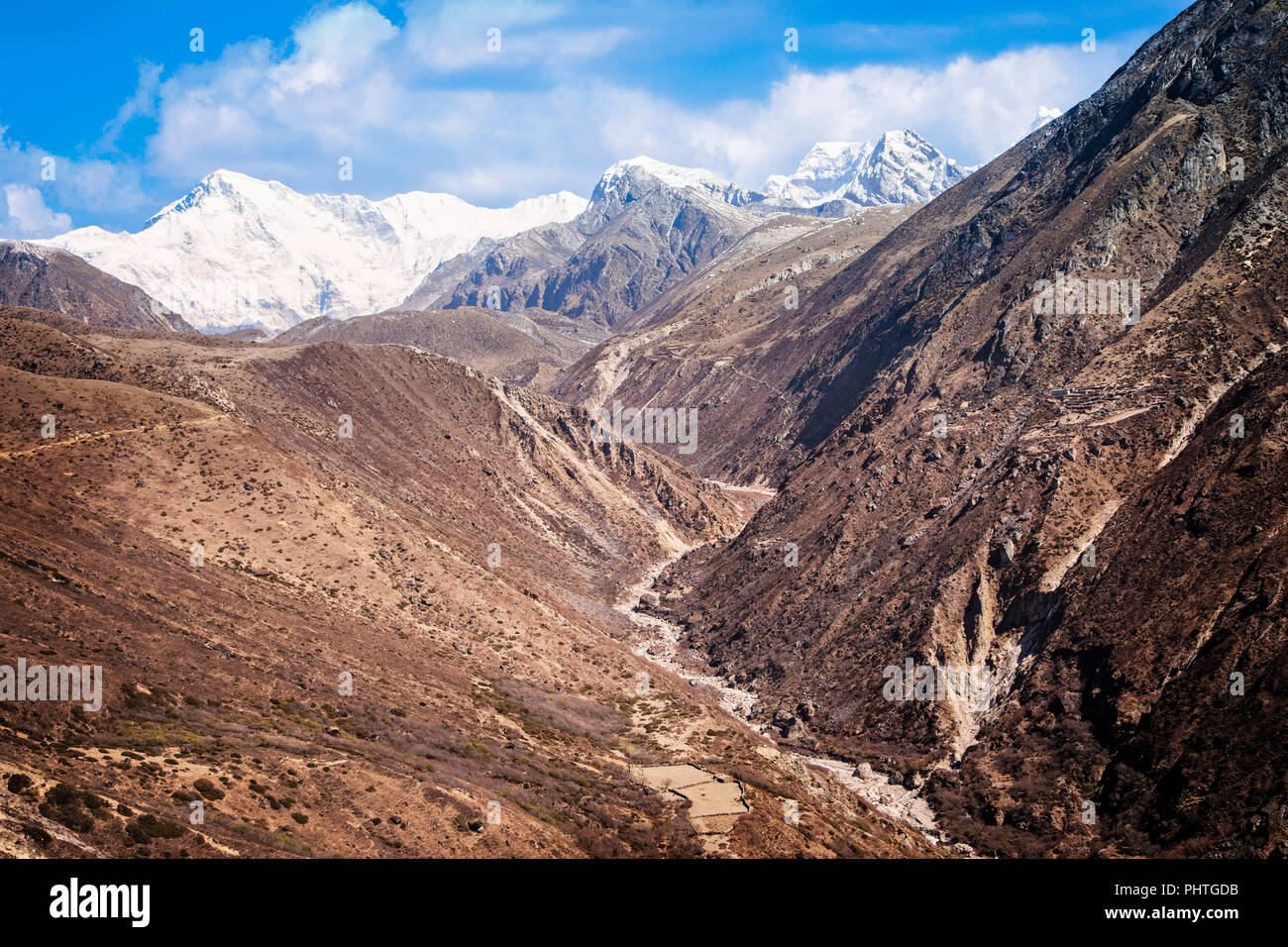 Cho Oyu (8788 m) se eleva por encima del paisaje en el camino a Gokyo en el Parque Nacional de Sagarmatha (Nepal). Foto de stock